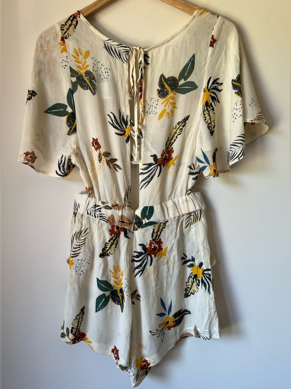 NWT Nasty Gal Collection Playsuit Romper Cream Floral Cut Out Size S/M - Picture 3 of 9